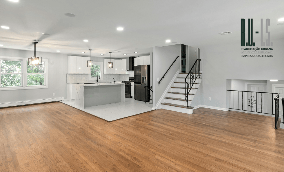 Marca R.U.I.S.: A evolução do mercado imobiliário tem exigido padrões cada vez mais elevados de qualidade, transparência e sustentabilidade na reabilitação e remodelação de imóveis. Para proteger proprietários e promover boas práticas, a AICCOPN criou a Marca R.U.I.S. – Reabilitação Urbana Inteligente e Sustentável. Esta certificação, vigente desde 2016, qualifica empresas da construção e do imobiliário que cumprem requisitos legais e de competência.